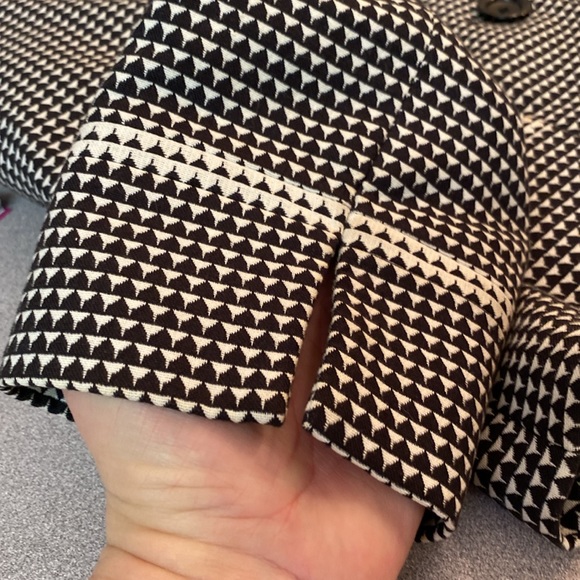 Axcess by Liz Claiborne - fitted cropped blazer. Size 12 - Picture 6 of 9